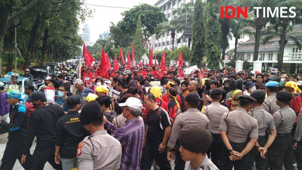 Demo dalam rangka peringatan Hari HAM Sedunia di dekat Istana Merdeka yang diikuti mahasiswa dan buruh. (IDN Times/Helmi Shemi)