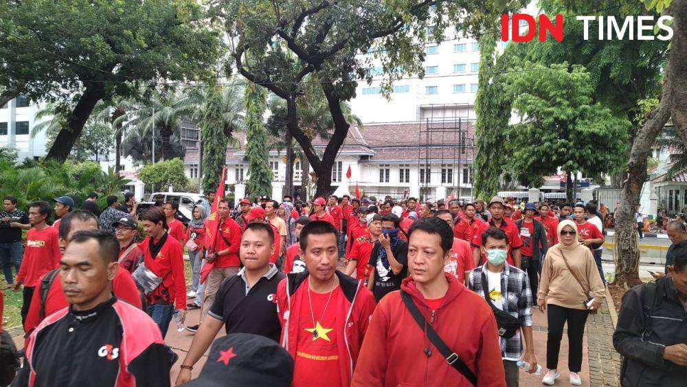 Demonstrasi dalam rangka peringatan Hari HAM Sedunia dan Hari Anti Korupsi di seberang Istana Merdeka yang diikuti mahasiswa dan buruh, Selasa (10/12). (IDN Times/Helmi Shemi)