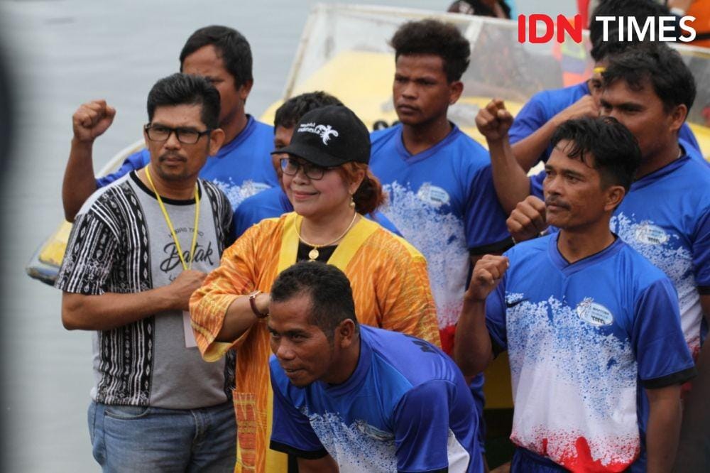 Kepala Dinas Kebudayaan dan Pariwisata Sumut Ria Novida Telaumbanua berfoto bersama atlet Solu Bolon disela perlombaan (IDN Times/Prayugo Utomo)