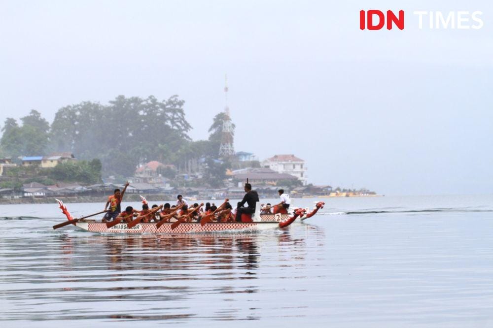Peserta Solu Bolon beradu cepat di Danau Toba, Selasa (10/12). (IDN Times/Prayugo Utomo)