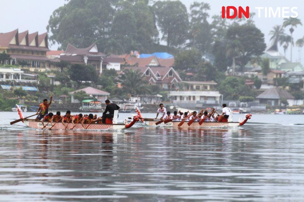 Peserta Solu Bolon beradu cepat di Danau Toba, Selasa (10/12). (IDN Times/Prayugo Utomo)