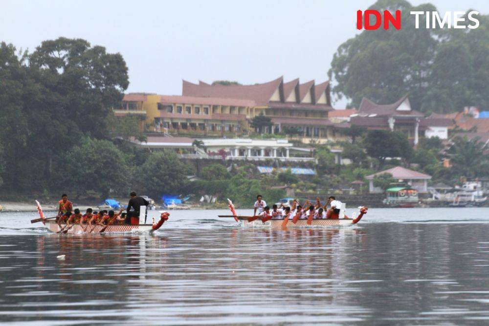 Peserta Solu Bolon beradu cepat di Danau Toba, Selasa (10/12). (IDN Times/Prayugo Utomo)
