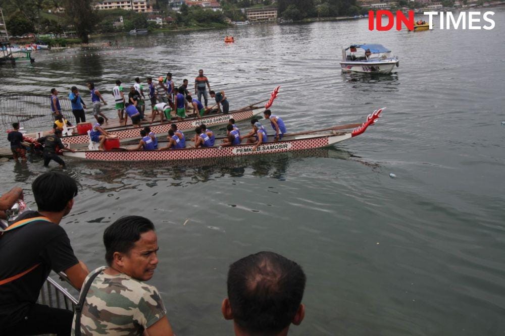Peserta Solu Bolon beradu cepat di Danau Toba, Selasa (10/12). (IDN Times/Prayugo Utomo)