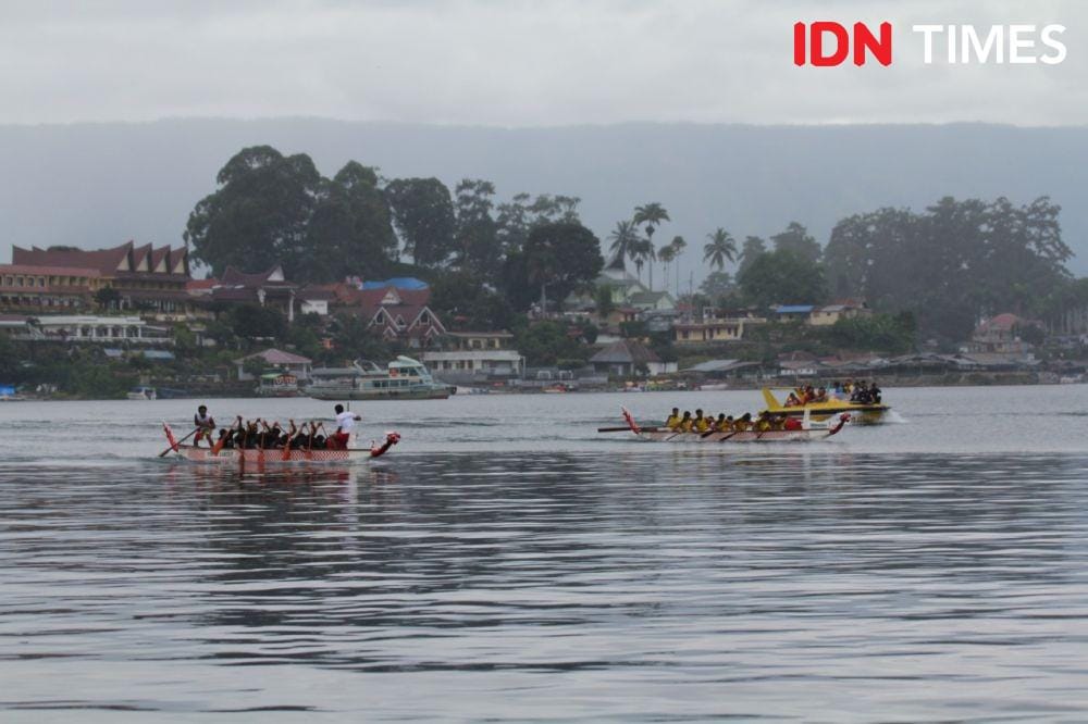 Atlet Solu Bolon beradu cepat di Danau Toba, Selasa (10/12) (IDN Times/Prayugo Utomo)