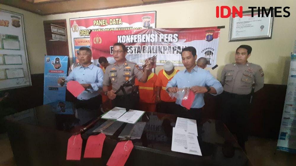 Jajaran Polsek Balikpapan Barat memperlihatkan barang bukti sajam yang digunakan preman untuk menakut-nakuti korbannya. IDN Times/Surya Aditya
