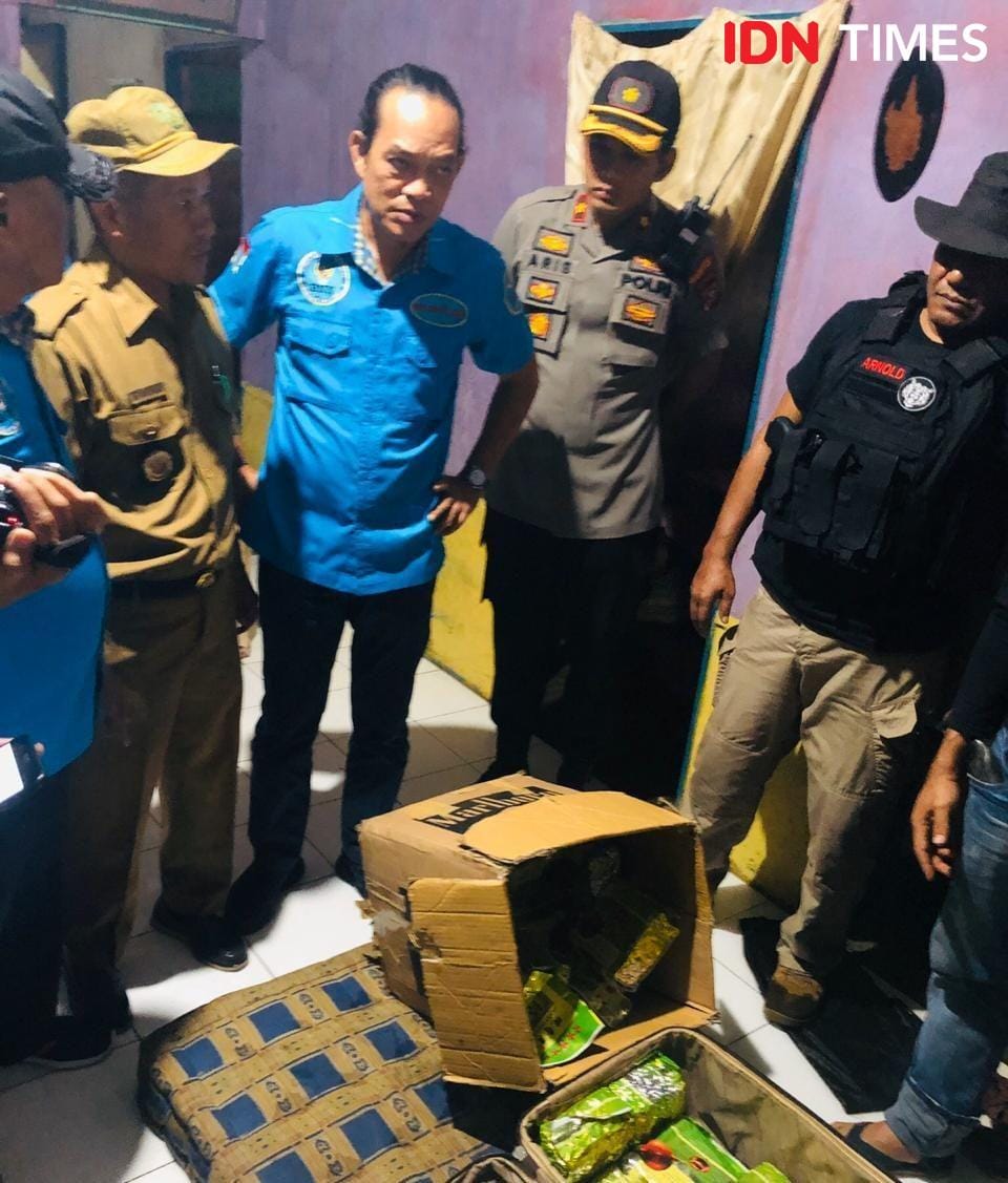 Deputi Pemberantasan BNN RI, Irjen Pol Arman Depari memimpin penggerebekan sabu di Perumnas Mandala Medan, Selasa (10/12). (IDN Times/Fadly Syahputra)