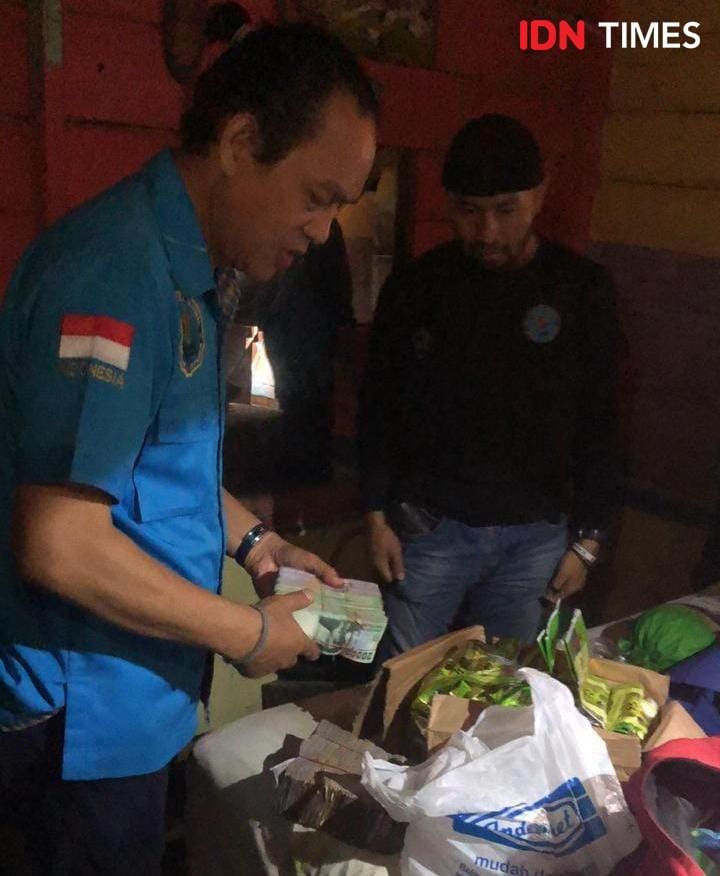 Deputi Pemberantasan BNN RI, Irjen Pol Arman Depari menemukan uang tunai saat penggerebekan sabu di Perumnas Mandala Medan, Selasa (10/12). (IDN Times/Fadly Syahputra)