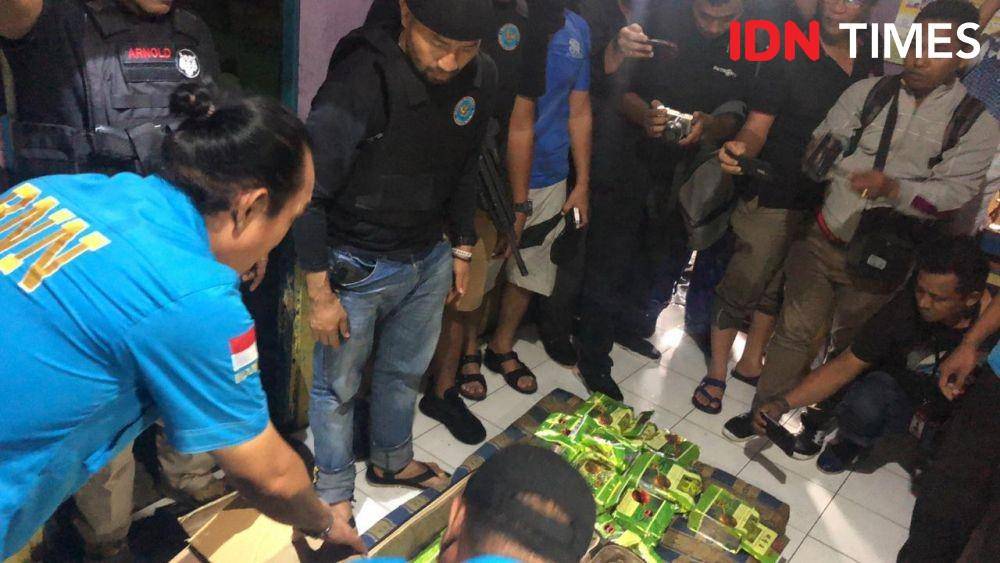 Deputi Pemberantasan BNN RI, Irjen Pol Arman Depari memimpin penggerebekan sabu di Perumnas Mandala Medan, Selasa (10/12). (IDN Times/Fadly Syahputra)