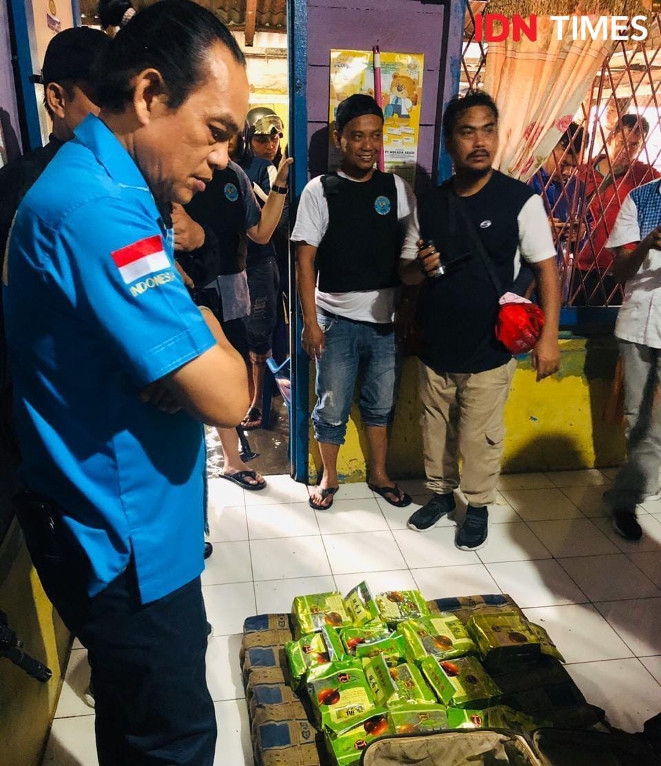 Deputi Pemberantasan BNN RI, Irjen Pol Arman Depari memimpin penggerebekan sabu di Perumnas Mandala Medan, Selasa (10/12). (IDN Times/Fadly Syahputra)