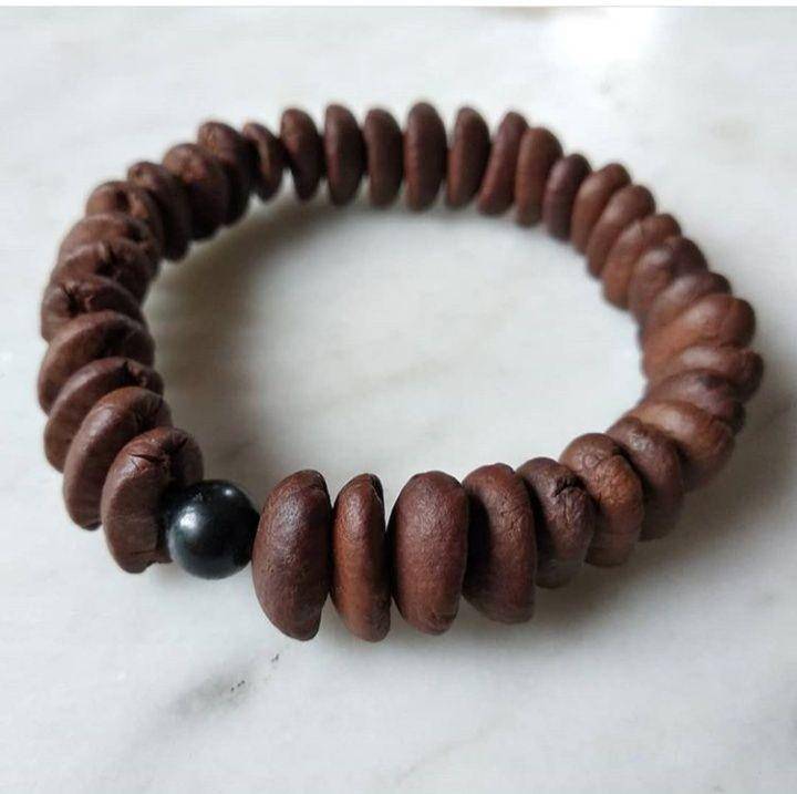 Salah satu gelang dari biji kopi bernama Tyyna (instagram/geko.mdn)