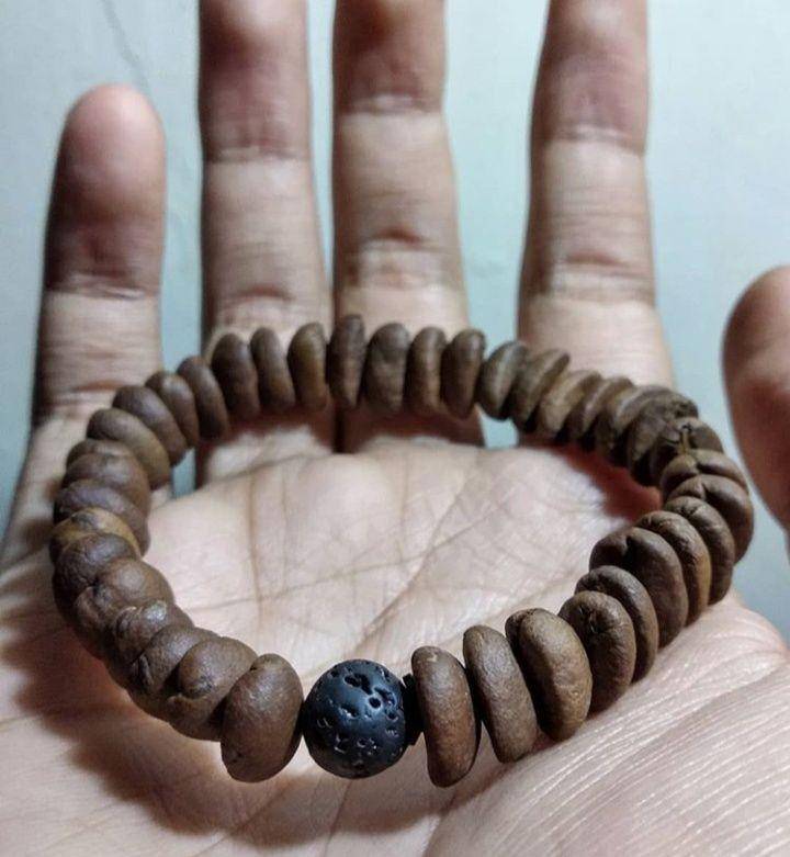 Salah satu gelang dari biji kopi bermodel klasik (instagram/geko.mdn