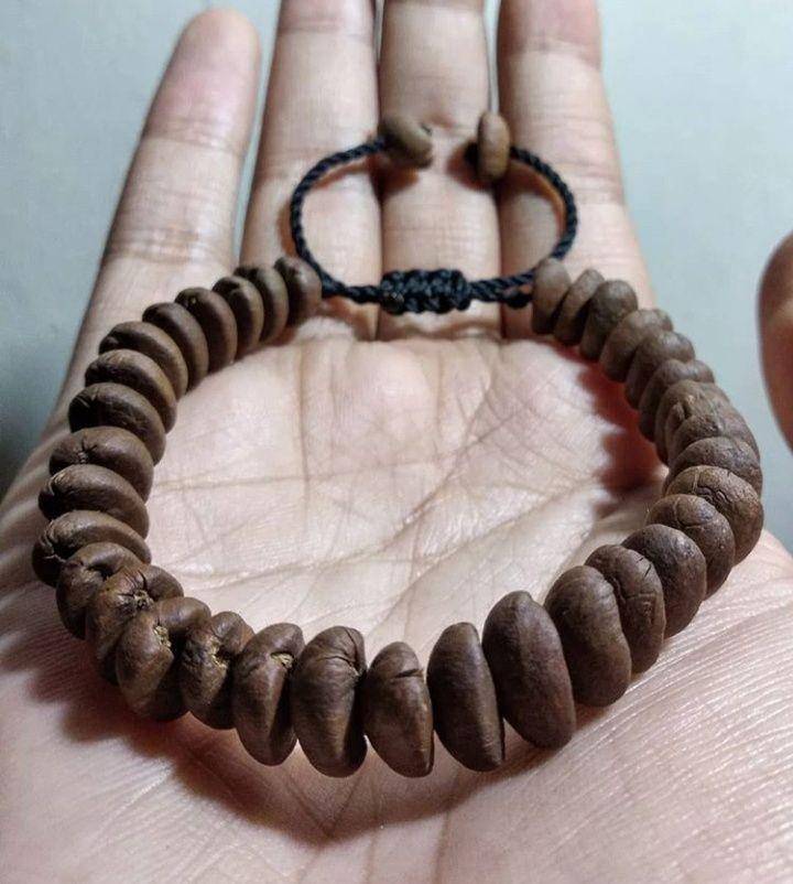 Gelang biji kopi dengan model tarik dengan tali nilon lembut (instagram/geko.mdn)