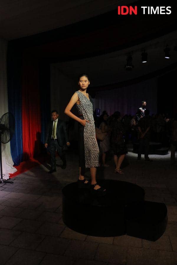 Peragaan busana batik pada acara “70 years and Beyond” Celebrating Diversity, Partnership, and Prosperity Event di Kantor Kedubes AS di Jakarta. 11 Desember 2019. IDN Times/Febriyanti Revitasari