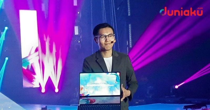Jimmy Lin, ASUS Regional Director Southeast Asua dengan Zenbook Pro Duo. duniaku.com/Adhitya Daniel