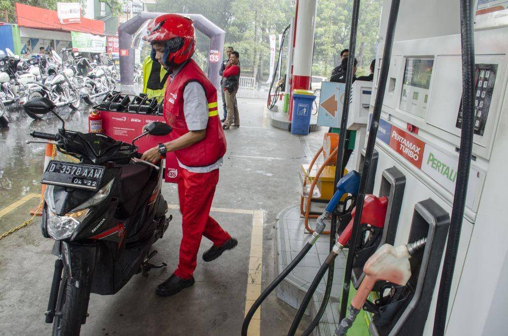 Petugas melakukan pengisian bbm untuk layanan Pertamina Delivery Service di SPBU COCO, Dago, Bandung, Jawa Barat. ANTARA FOTO/Novrian Arbi