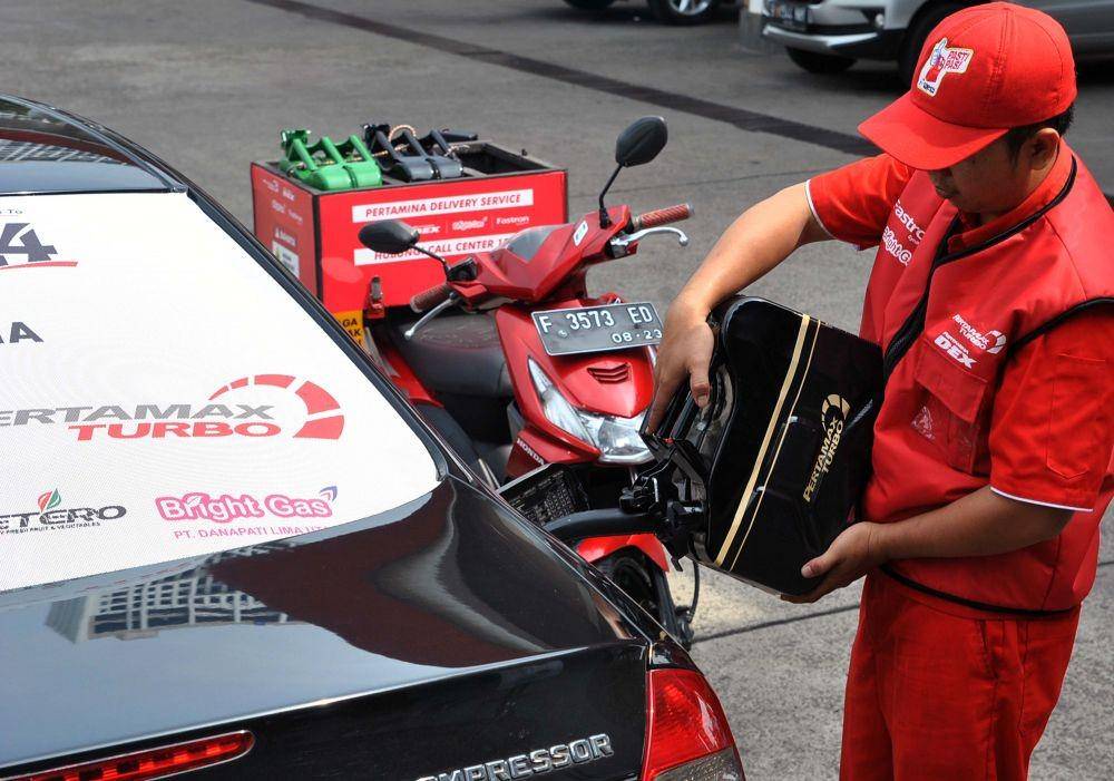 Operator SPBU mengisi BBM pada mobil saat perkenalan kepada konsumen program baru layanan pesan antar BBM Pertamina di SPBU Coco, Sentul City, Kabupaten Bogor, Jawa Barat, Kamis (5/12). ANTARA FOTO/Arif Firmansyah