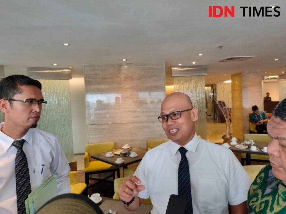 Pihak kuasa hukum Julisman memberi penjelasan soal kasus investasi Bank Sumut (IDN Times/Doni Hermawan)