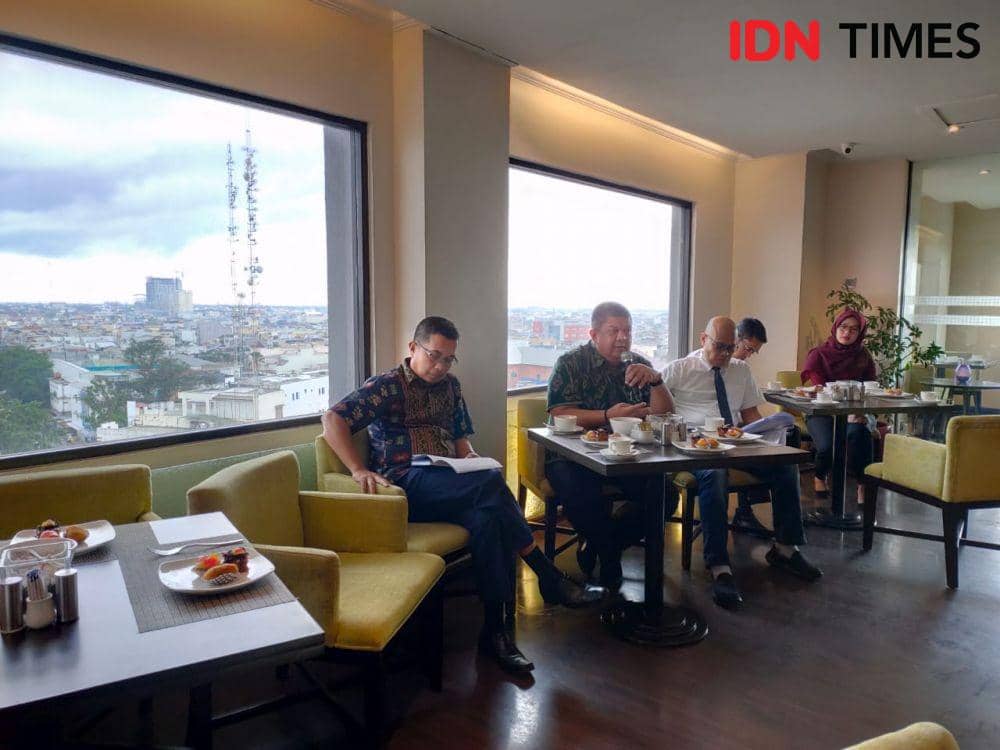 Corporate Secretary Bank Sumut Syahdan Ridwan Siregar memberi penjelasan soal pembelian surat berharga (IDN Times/Doni Hermawan)