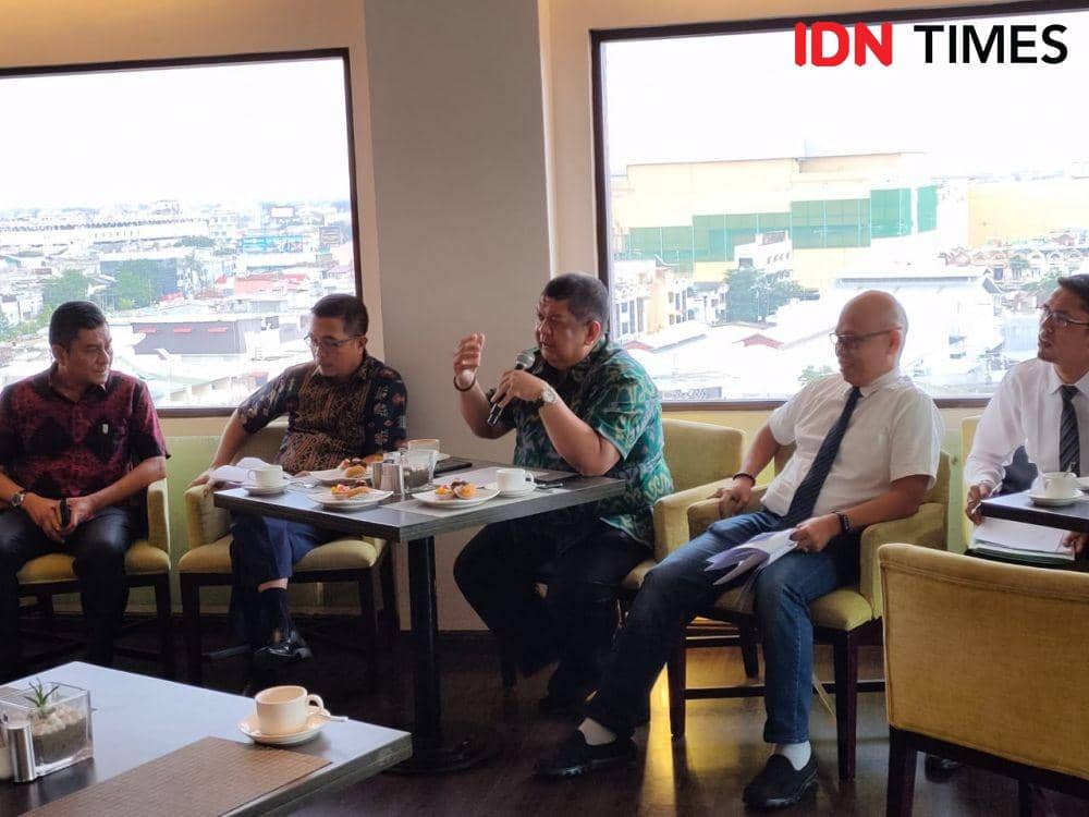 Corporate Secretary Bank Sumut Syahdan Ridwan Siregar memberi penjelasan soal pembelian surat berharga (IDN Times/Doni Hermawan)