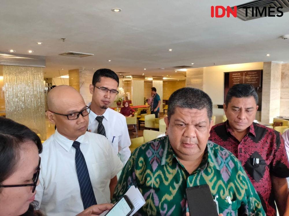 Corporate Secretary Bank Sumut Syahdan Ridwan Siregar didampingi kuasa hukum memberi penjelasan soal pembelian surat berharga yang dipermasalahkan Kejati Sumut (IDN Times/Doni Hermawan)
