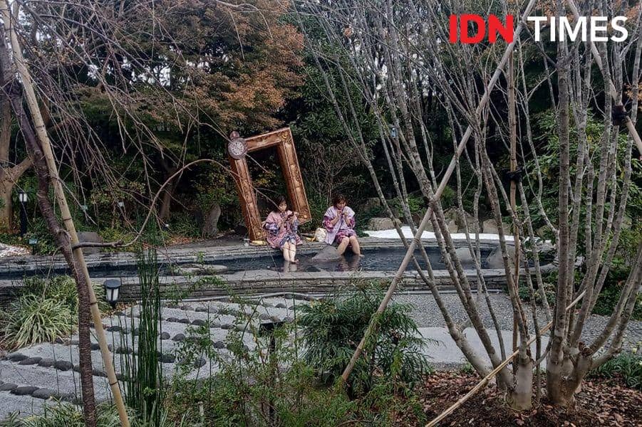 Dua perempuan asyik menikmati koneksi internet saat foot bath di Oedo Onsen Monogatari. 9 Desember 2019. IDN Times/Febriyanti Revitasari