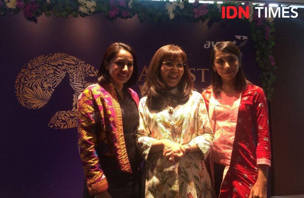 Ibu Anna Leonita dan Ibu Heera Syahir Karim Vasandani berfoto bersama Marisa Ardani, Sekretaris Jenderal IWFCI Indonesia dalam acara Avrist Warrior Woman. 10 Desember 2019. IDN Times/M. Tarmizi Murdianto