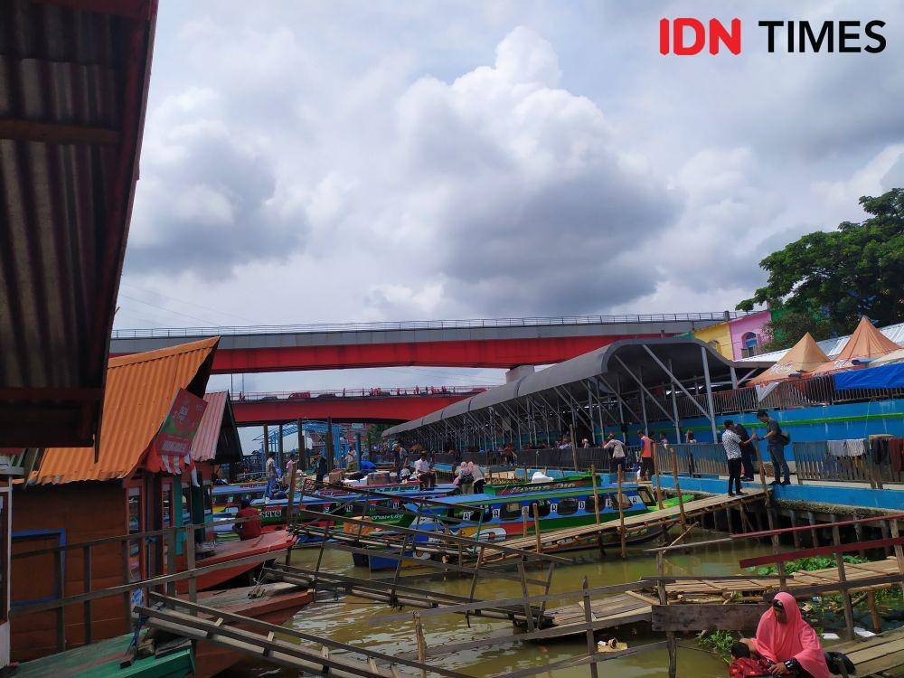Situasi terminal kapal di pinggiran Sungai Musi bawah Jembatan Ampera (IDN Times/Feny Maulia Agustin)