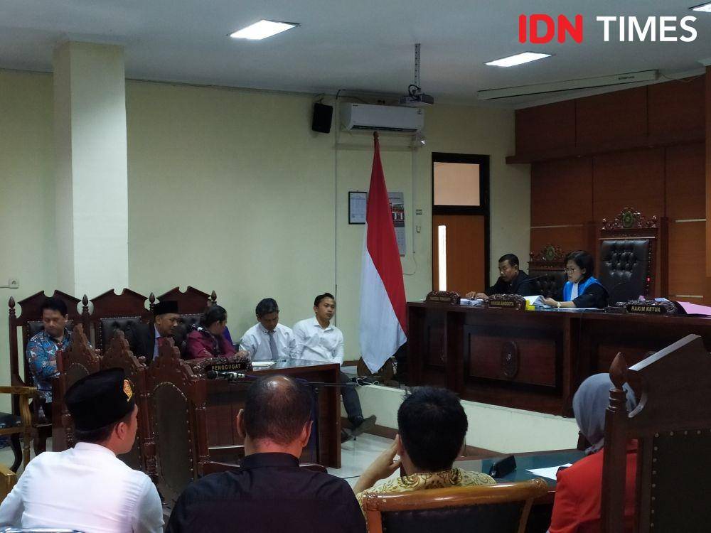 Prof Suteki saat hadir di putusan sidang gugatannya di PTUN Semarang. IDN Times/Fariz Fardianto