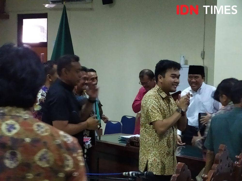 Rektor Undip Your Johan Utama tersenyum usai menang die sidang PTUN. IDN Times/Fariz Fardianto