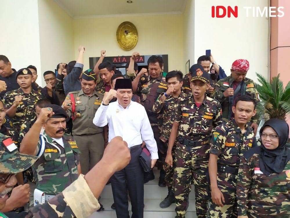 Rektor Undip Yos Johan Utama gembira usai sidang di PTUN Semarang. IDN Times/Fariz Fardianto