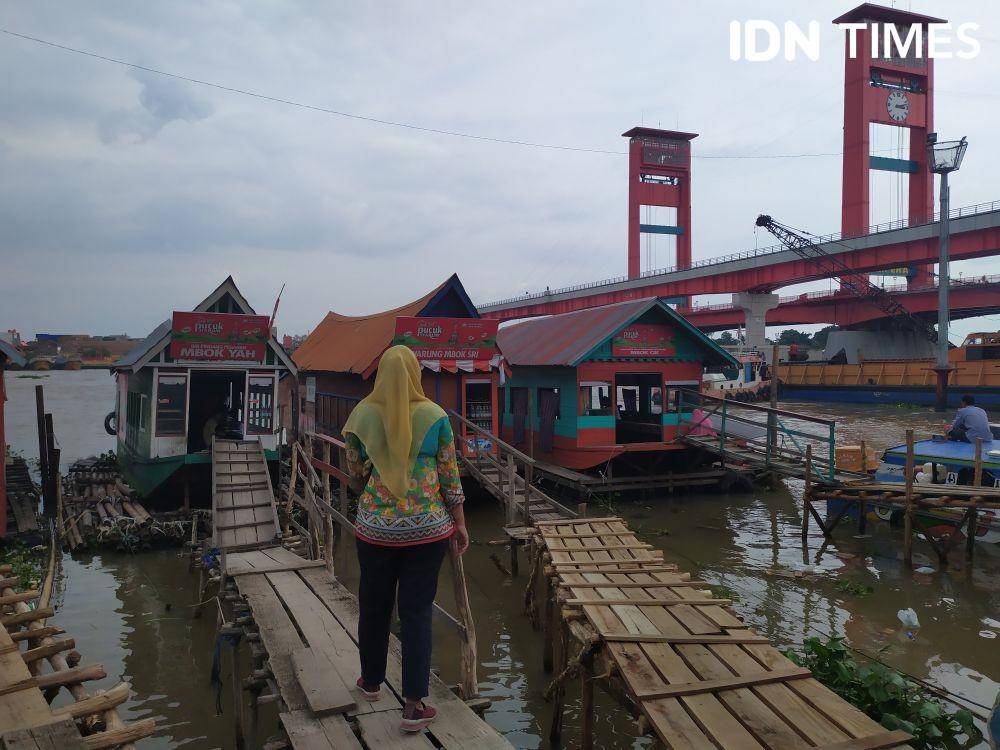Situasi di pinggiran Sungai Musi bawah Jembatan Ampera (IDN Times/Feny Maulia Agustin)