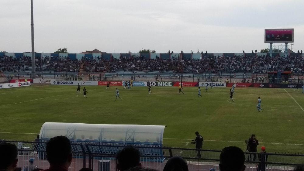 Pertandingan antara Persela Lamongan vs PSS Sleman, berakhir dengan skor 1-0 untuk kemenangan tuan rumah. IDN Times/Imron