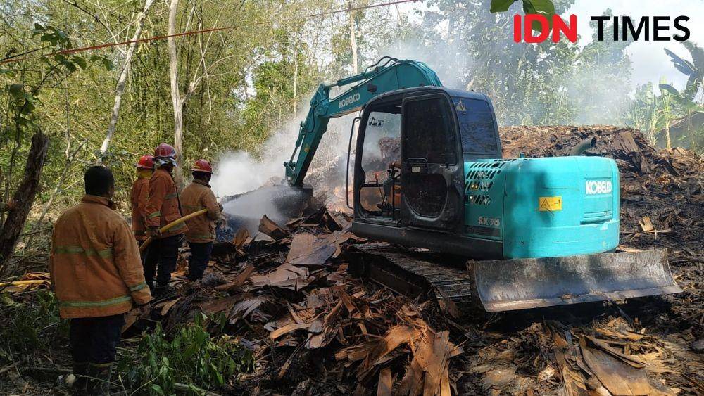Petugas BPBD Bantul coba memadamkan api pada tumpukan kayu triplek. IDN Times/Daruwaskita