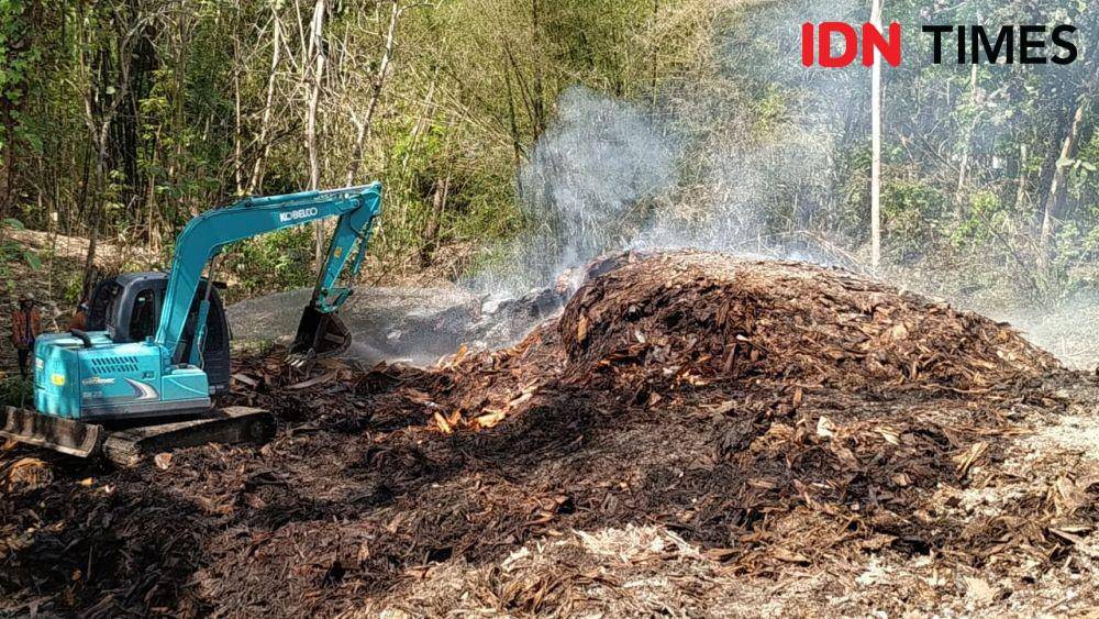 Alat berat dikerahkan untuk mencari sumber api. IDN Times/Daruwaskita