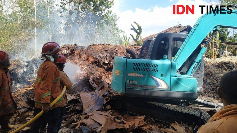 Petugas BPBD Bantul berusaha padamkan api. IDN Times/Daruwaskita