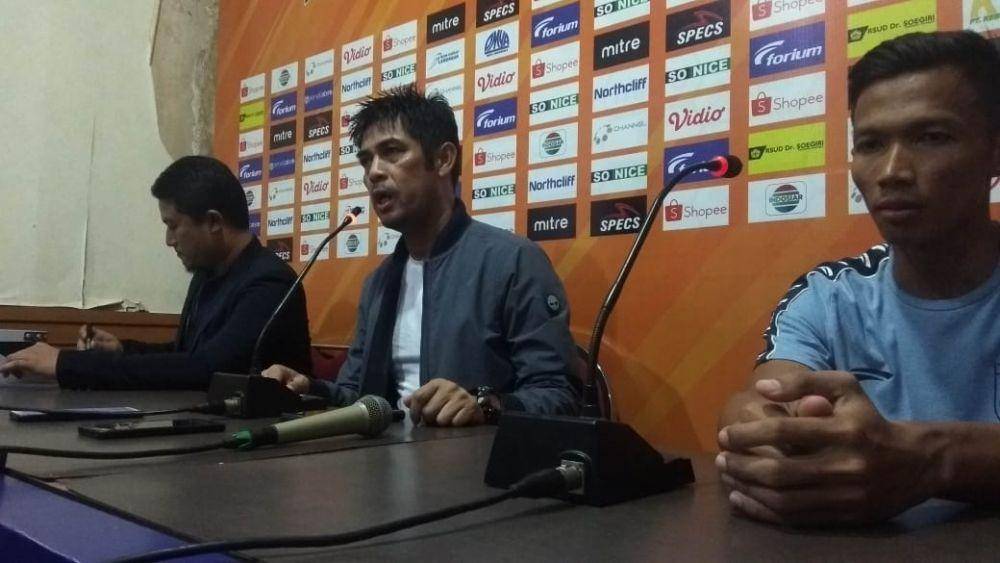Pelatih Persela Lamongan Nil Maizar memberikan keterangan kepada wartawan. IDN Times/Imron