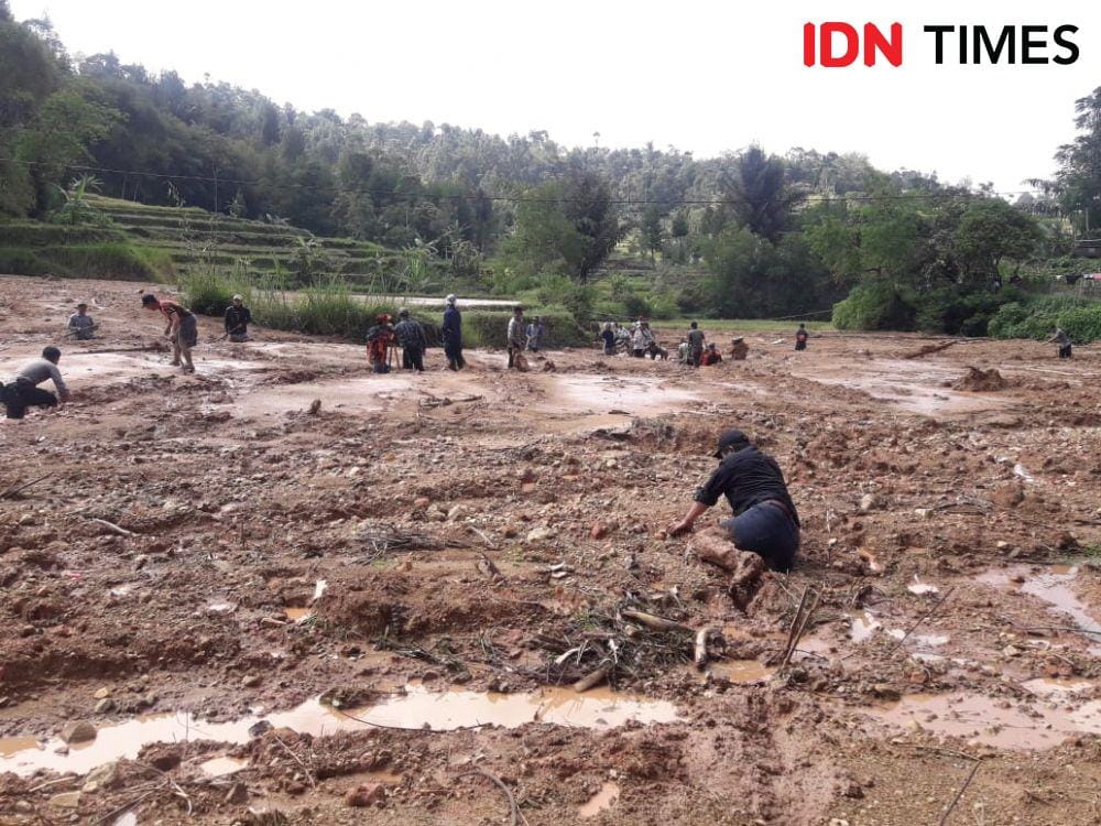 Timbunan longsor di Desa Cilangari, Kecamatan Gununghalu KBB. (IDN Times/Bagus F)