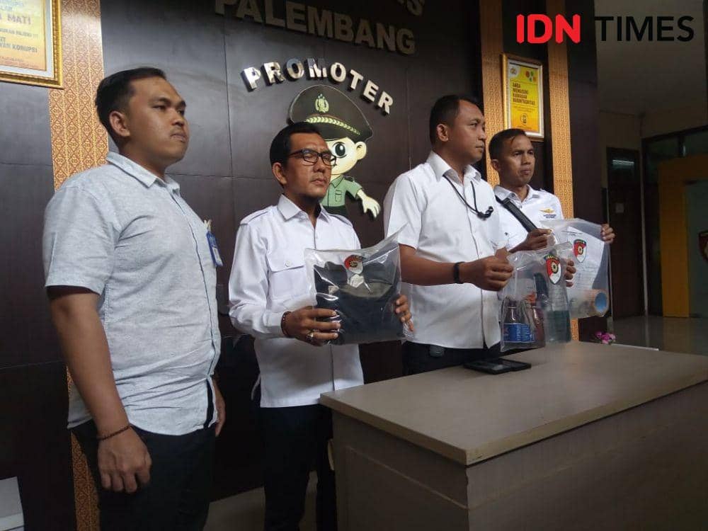 Bayu perakit bom palsu dikembalikan ke orang tuanya usai terbukti membuat teror di rumah orang tuanya (IDN Times/Rangga Erfizal)