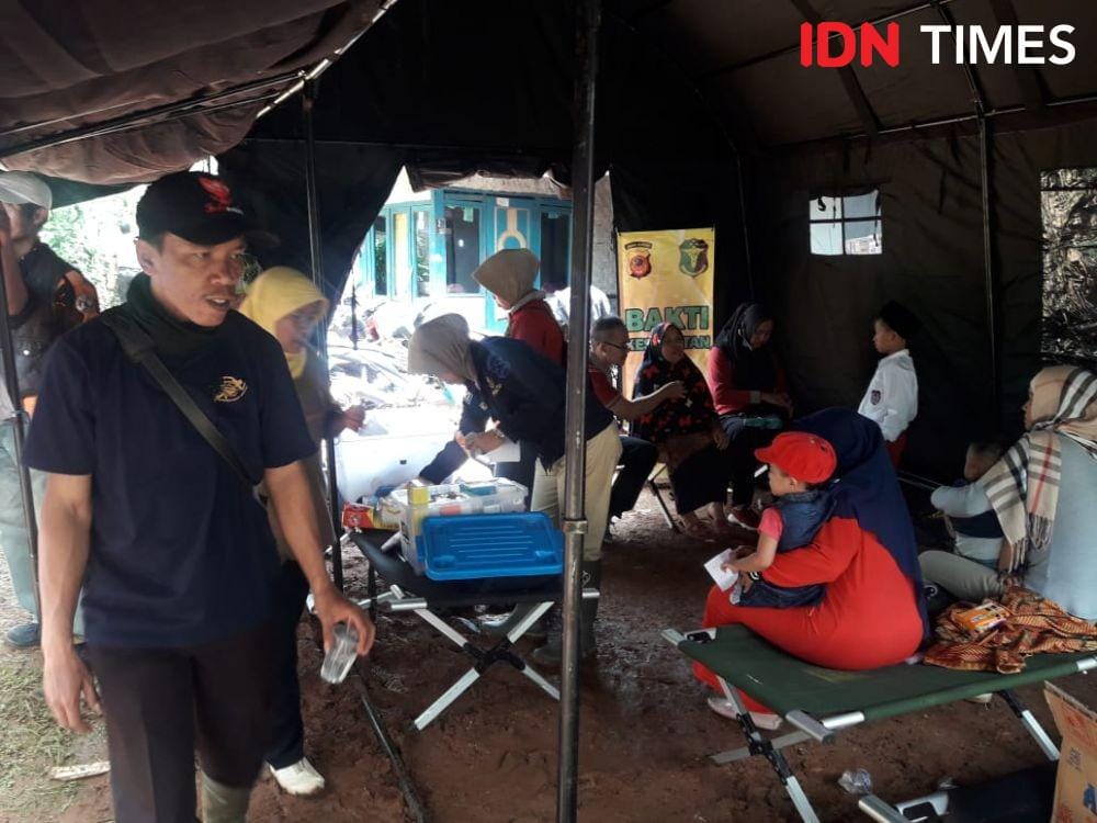 Posko medis didirikan untuk periksa kesehatan korban bencana longsor di Gununghalu KBB. (IDN Times/Bagus F)