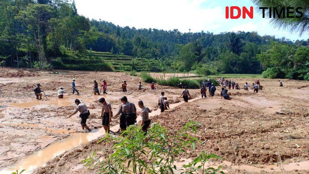 Ratusan personil gabungan TNI-Polri buka saluran air untuk mengurai timbunan tanah di Gununghalu KBB. (IDN Times/Bagus F)