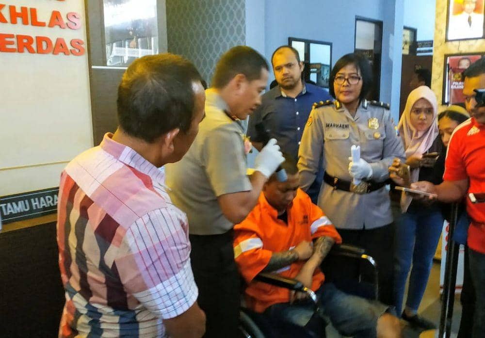 Tersangka Sokhib berada di kursi roda setelah polisi menembak kaki korban karena melawan. Dok/ Istimewa