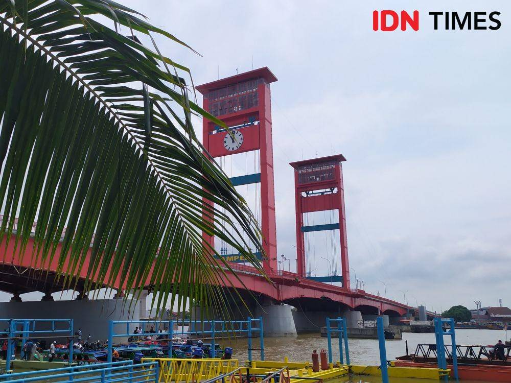 Situasi pinggiran Sungai Musi bawah Jembatan Ampera (IDN Times/Feny Maulia Agustin)