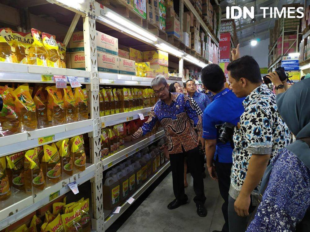 TPID DIY dan Disperindag Sleman adakan pantauan harga barang pokok menjelang Nataru, Kamis (12/12). IDN Times/Siti Umaiyah