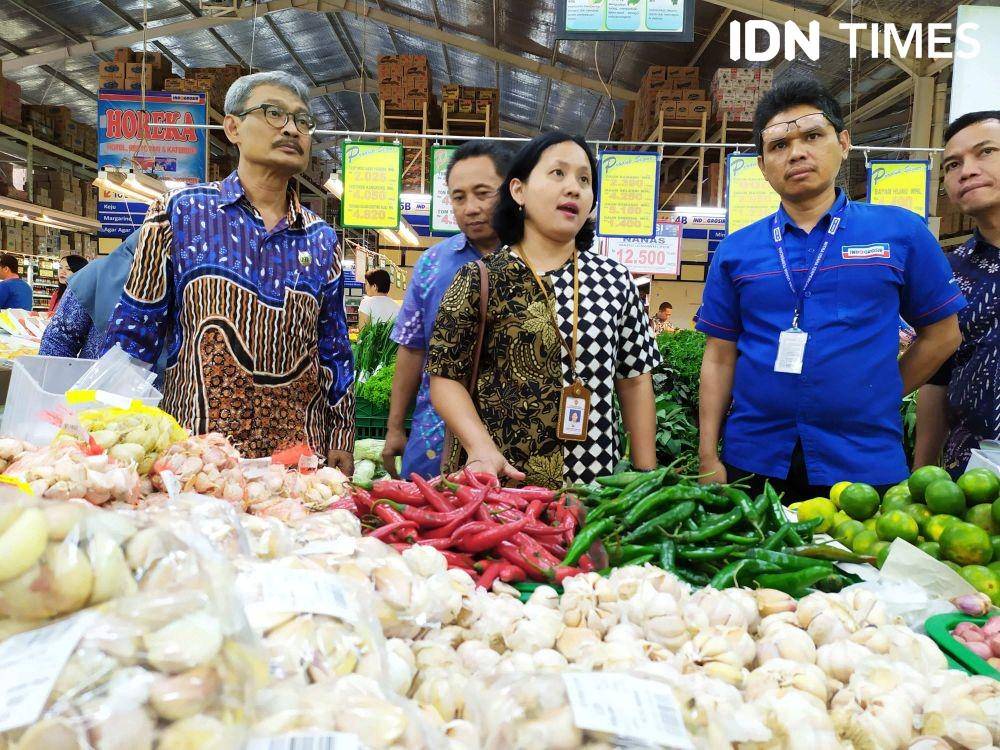 TPID DIY dan Disperindag Sleman adakan pantauan harga barang pokok menjelang Nataru, Kamis (12/12). IDN Times/Siti Umaiyah