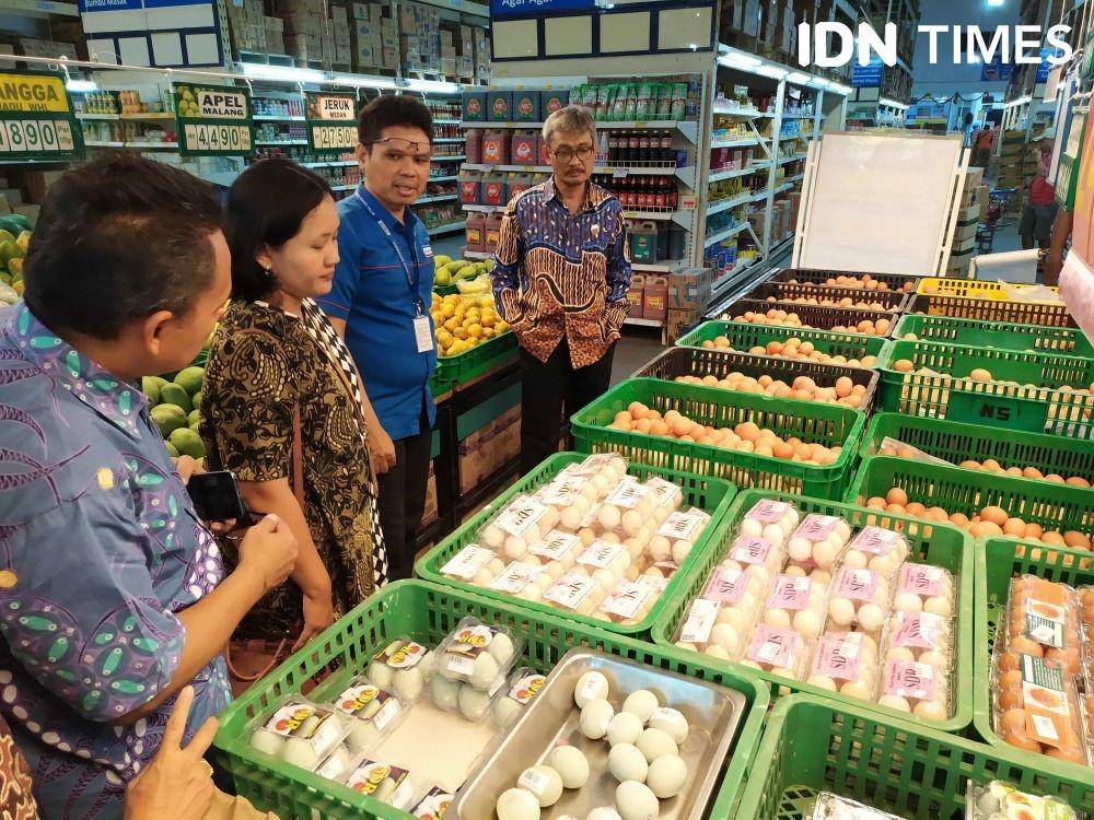 TPID DIY dan Disperindag Sleman adakan pantauan harga barang pokok menjelang Nataru, Kamis (12/12). IDN Times/Siti Umaiyah