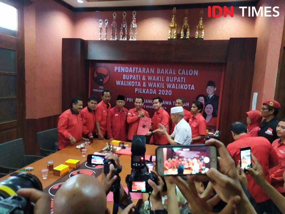 putra sulung Presiden Joko "Jokowi" Widodo, Gibran Rakabuming Raka serahkan berkas pendaftaran di kantor DPD PDIP Jateng, Kamis (12/12). (IDN Times/Fariz Fardianto)