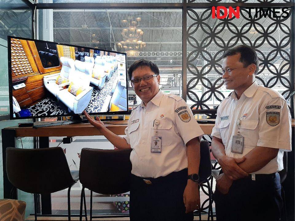 Direktur Utama PT KA Pariwisata, Totok Suryono menunjukkan penampakan fasilitas KA Wisata Kelas Priority dalam jumpa pers di Anggrek Executive Lounge Stasiun Tugu Yogyakarta, Rabu (11/12). IDNTimes/Holy Kartika N.S