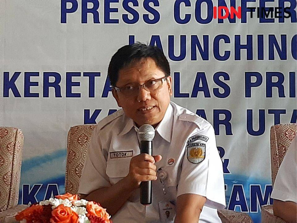 Direktur Utama PT KA Pariwisata, Totok Suryono memaparkan KA Wisata Kelas Priority dalam jumpa pers di Anggrek Executive Lounge Stasiun Tugu Yogyakarta, Rabu (11/12). IDNTimes/Holy Kartika N.S