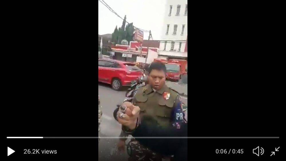 Tangkapan layar video aksi persekusi anggota Banser. (Dok. IDN Times)