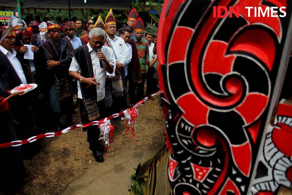 Bupati Toba Samosir Darwin Siagian menggunting pita saat meresmikan Sopo Parguruan (IDN Times/Prayugo Utomo)